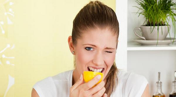 как отбелить зубы лимоном