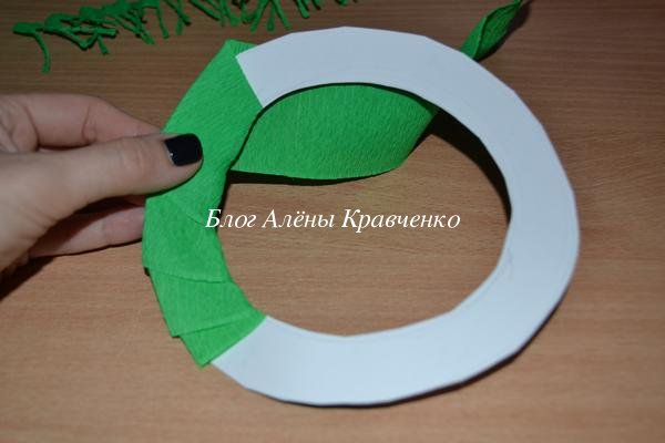 Новогодний венок своими руками из гофрированной бумаги