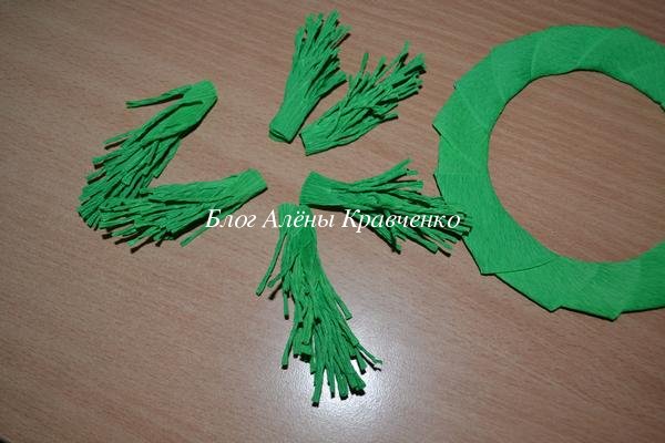 Новогодний венок своими руками из гофрированной бумаги