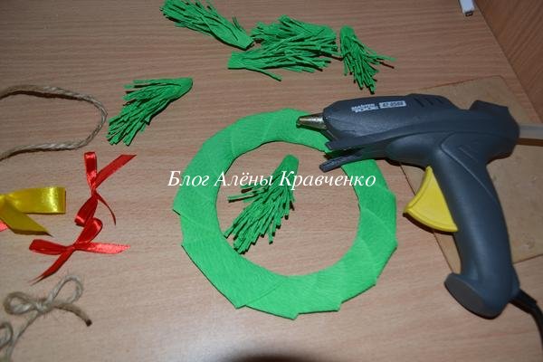 Новогодний венок своими руками из гофрированной бумаги