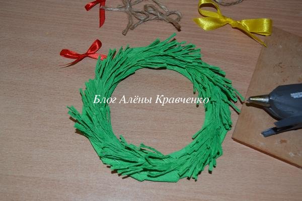 Новогодний венок своими руками из гофрированной бумаги