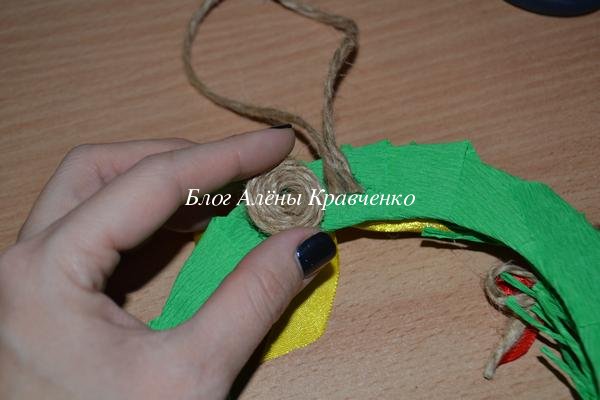 Новогодний венок своими руками из гофрированной бумаги