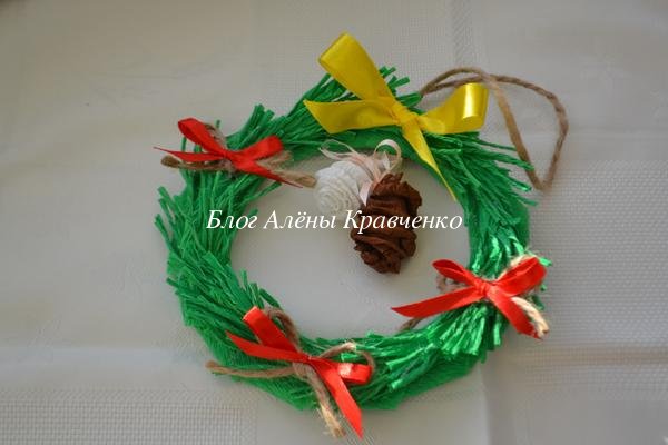 Новогодний венок своими руками из гофрированной бумаги