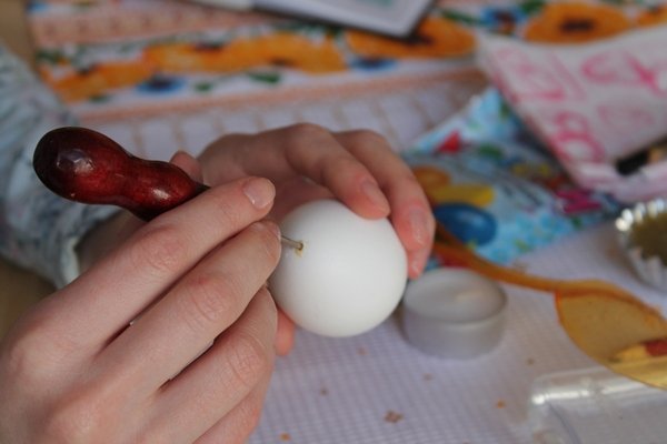 Роспись пасхальных яиц воском