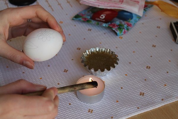 Роспись пасхальных яиц воском