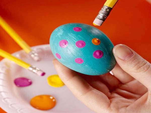 Как украсить яйца красками