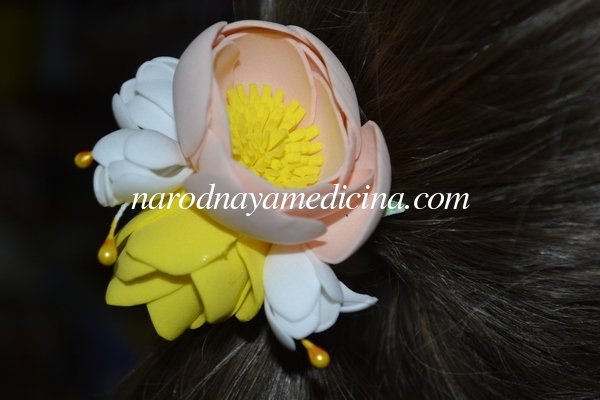 Резинка для волос с цветами из фоамирана 