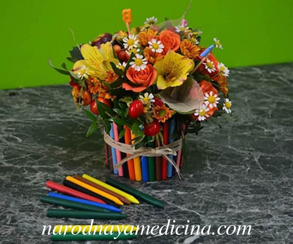 Ваза из карандашей с цветами на день учителя 