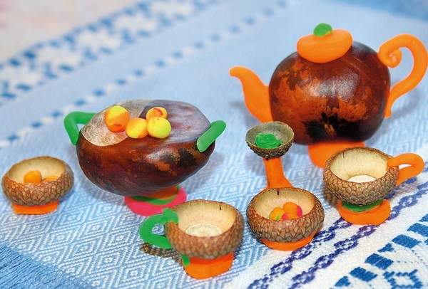 Поделка в детский сад из каштанов чайный сервиз Поделки из желудей и каштанов