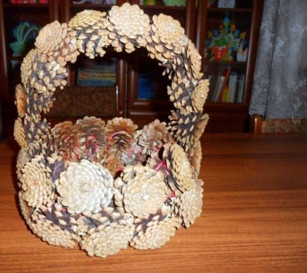 Корзинка из шишек Корзинка из шишек