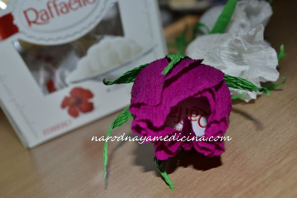 бутон розы с конфетой из гофрированной бумаги
