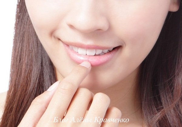 Причины возникновения трещин на губах и в уголках рта