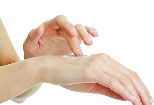 Причина сухой кожи рук и трещин. Эффективный заживляющий крем для рук и пальцев от трещин